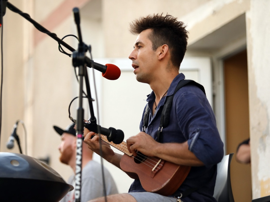 Afrykańska muzyka na balkonie Mayday. Był to kolejny spontaniczny koncert