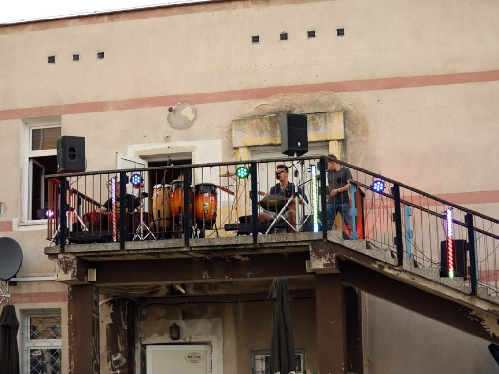 Afrykańska muzyka na balkonie Mayday. Był to kolejny spontaniczny koncert