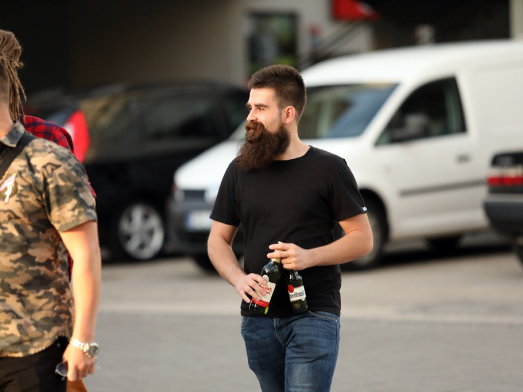 Afrykańska muzyka na balkonie Mayday. Był to kolejny spontaniczny koncert