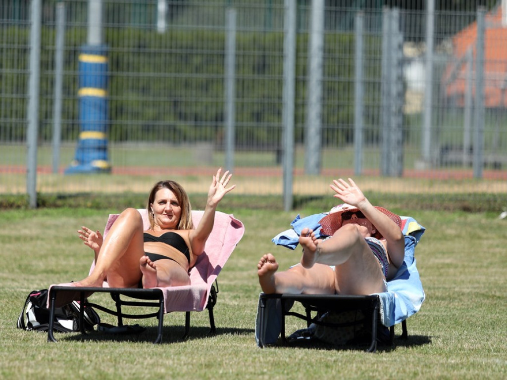 Baseny otwarte! Głogowianie korzystają z pięknej pogody i wskakują do wody