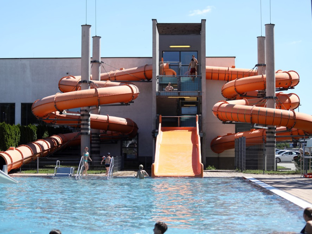 Baseny otwarte! Głogowianie korzystają z pięknej pogody i wskakują do wody