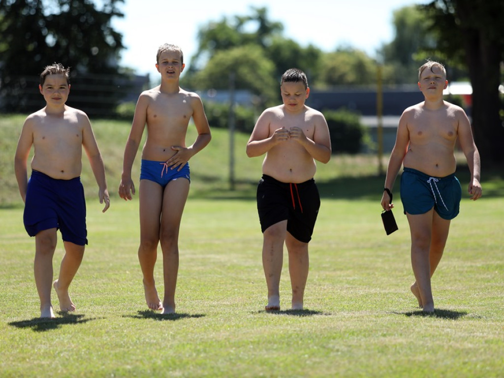 Baseny otwarte! Głogowianie korzystają z pięknej pogody i wskakują do wody