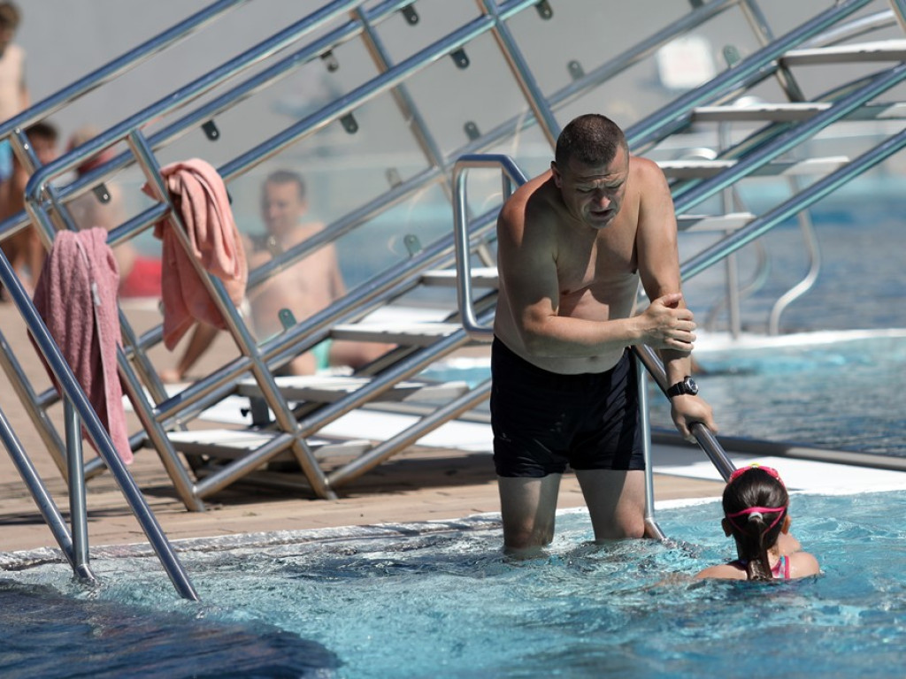 Baseny otwarte! Głogowianie korzystają z pięknej pogody i wskakują do wody