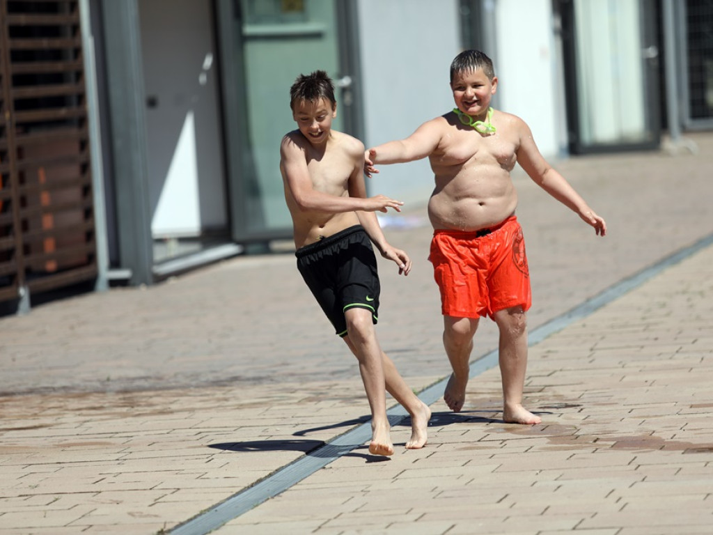 Baseny otwarte! Głogowianie korzystają z pięknej pogody i wskakują do wody