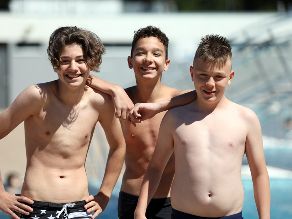 Baseny otwarte! Głogowianie korzystają z pięknej pogody i wskakują do wody