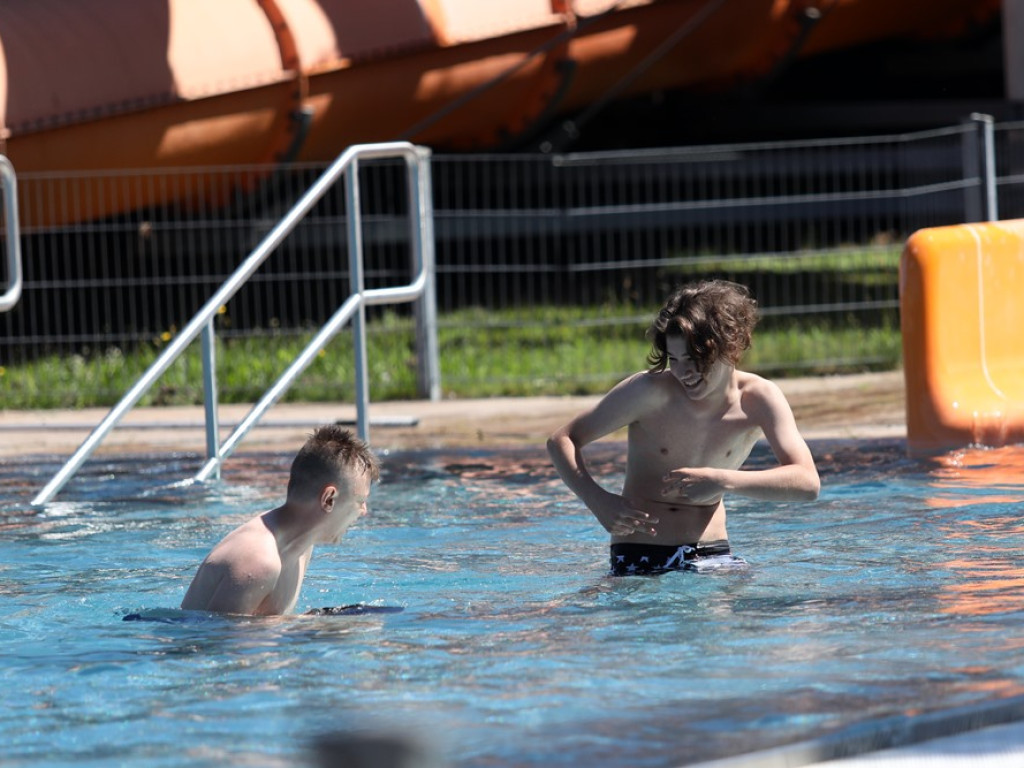 Baseny otwarte! Głogowianie korzystają z pięknej pogody i wskakują do wody
