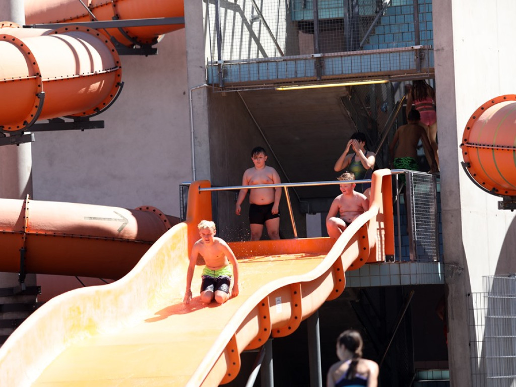 Baseny otwarte! Głogowianie korzystają z pięknej pogody i wskakują do wody