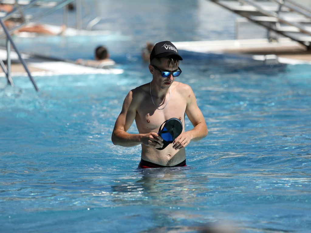 Baseny otwarte! Głogowianie korzystają z pięknej pogody i wskakują do wody