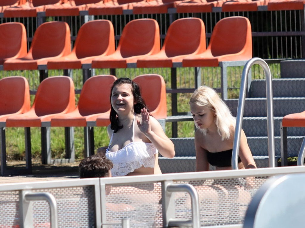 Baseny otwarte! Głogowianie korzystają z pięknej pogody i wskakują do wody