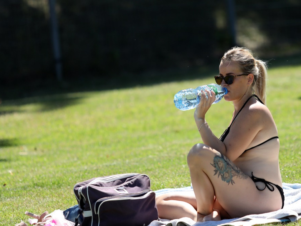 Baseny otwarte! Głogowianie korzystają z pięknej pogody i wskakują do wody