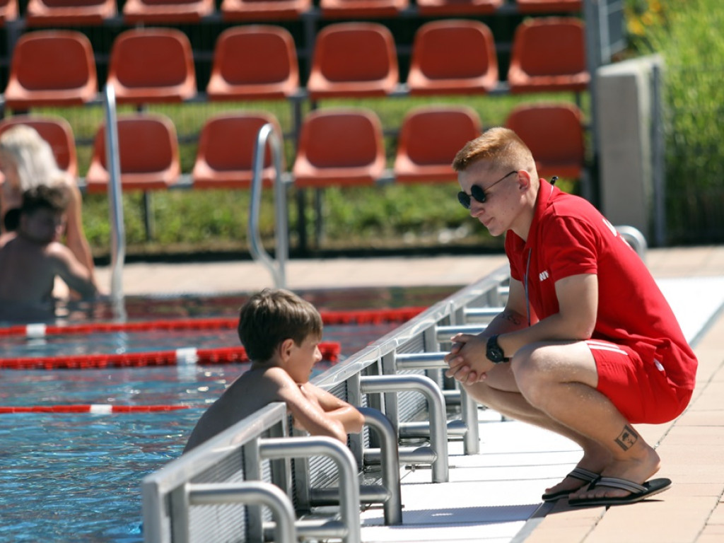Baseny otwarte! Głogowianie korzystają z pięknej pogody i wskakują do wody
