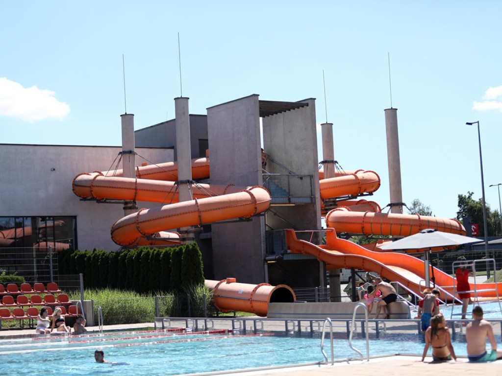 Baseny otwarte! Głogowianie korzystają z pięknej pogody i wskakują do wody