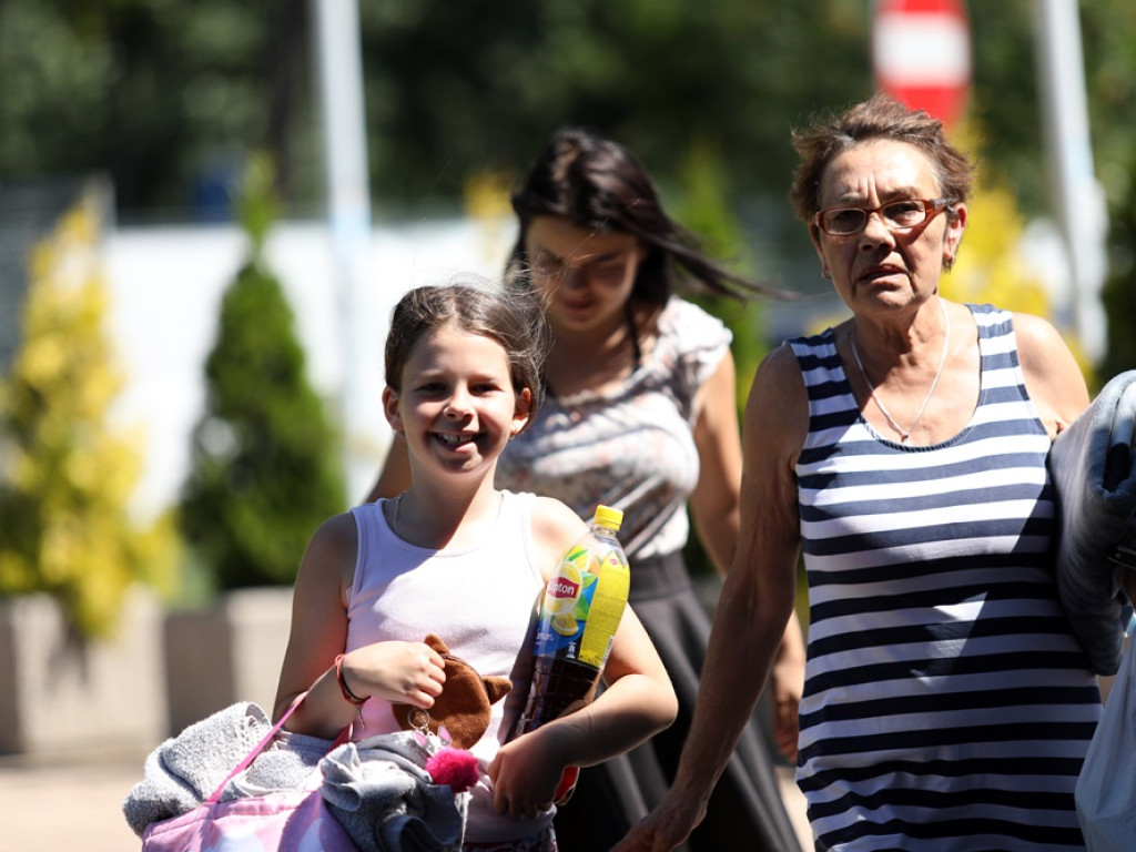 Baseny otwarte! Głogowianie korzystają z pięknej pogody i wskakują do wody