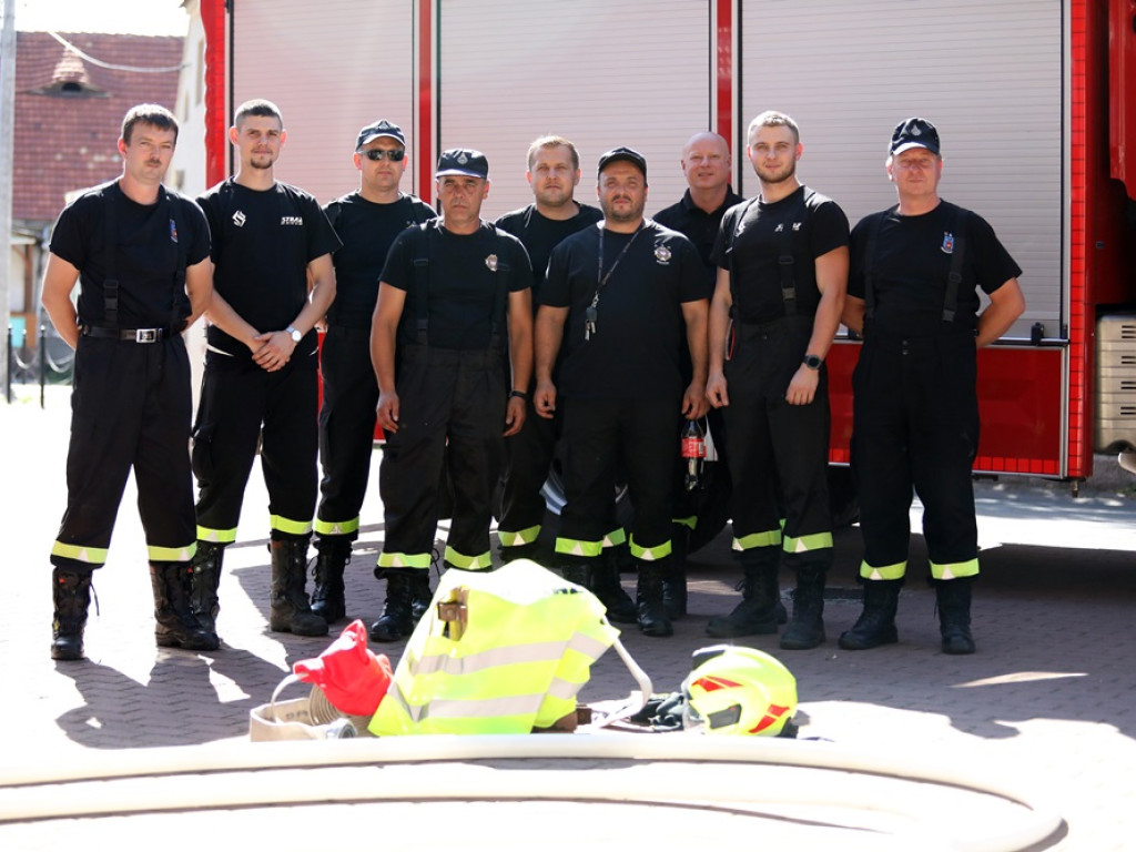 Druhowie na ślubnym kobiercu. Musieli przeciąć strażacki wąż!