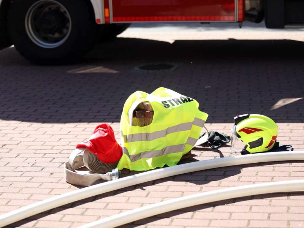 Druhowie na ślubnym kobiercu. Musieli przeciąć strażacki wąż!