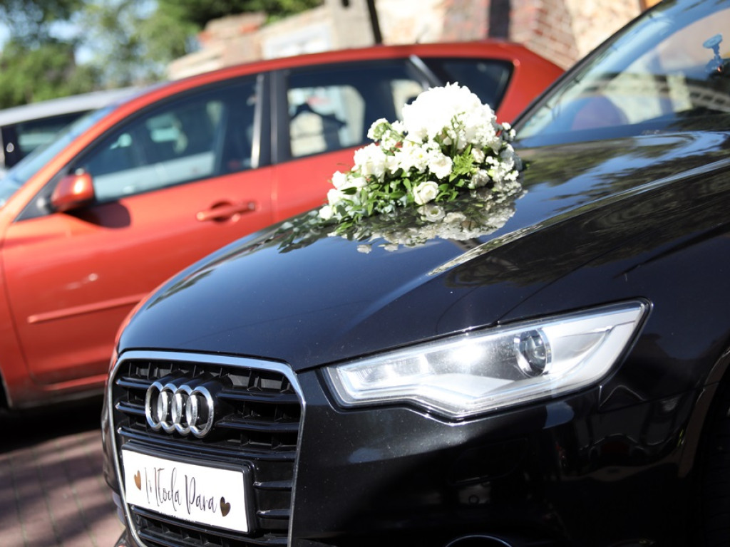 Druhowie na ślubnym kobiercu. Musieli przeciąć strażacki wąż!