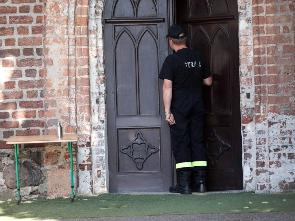 Druhowie na ślubnym kobiercu. Musieli przeciąć strażacki wąż!