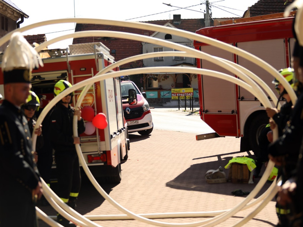 Druhowie na ślubnym kobiercu. Musieli przeciąć strażacki wąż!