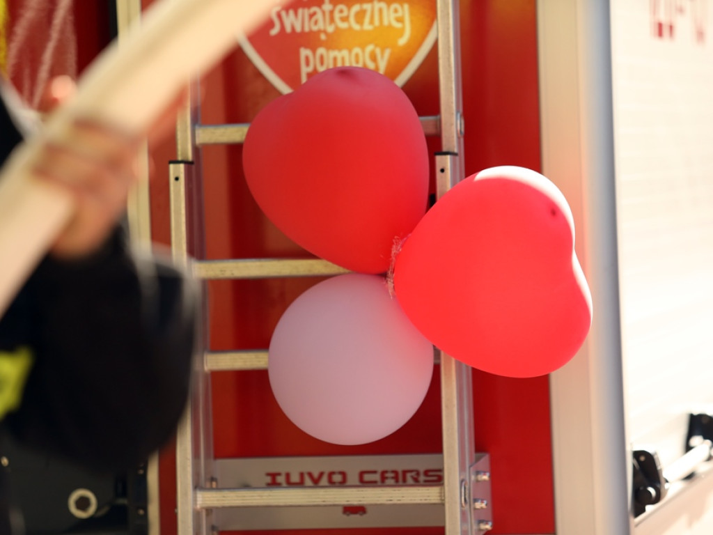 Druhowie na ślubnym kobiercu. Musieli przeciąć strażacki wąż!