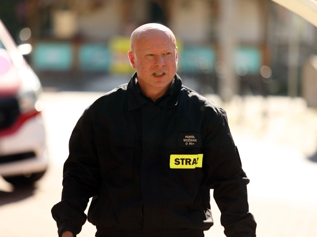 Druhowie na ślubnym kobiercu. Musieli przeciąć strażacki wąż!