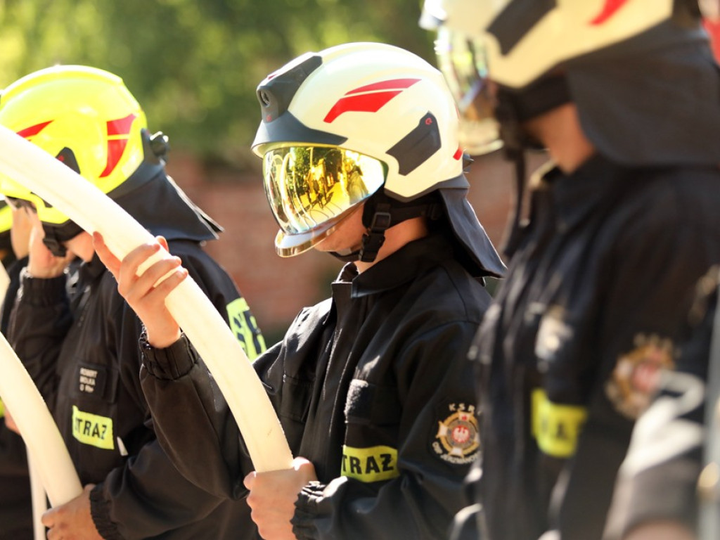 Druhowie na ślubnym kobiercu. Musieli przeciąć strażacki wąż!