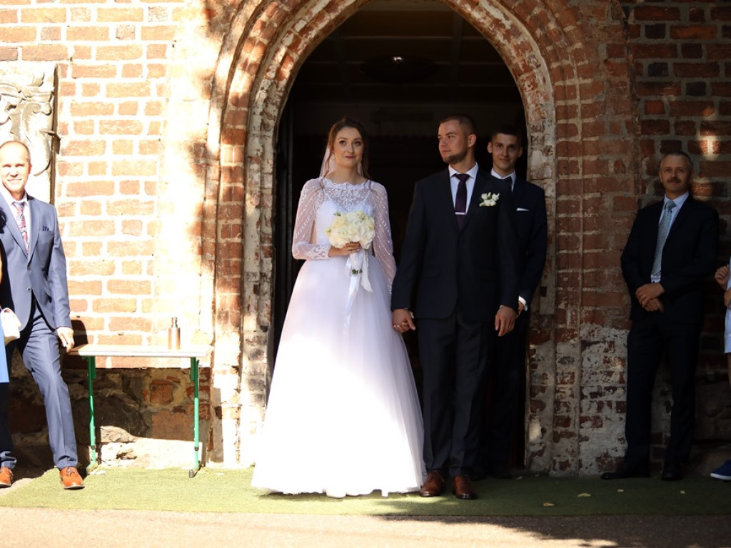 Druhowie na ślubnym kobiercu. Musieli przeciąć strażacki wąż!