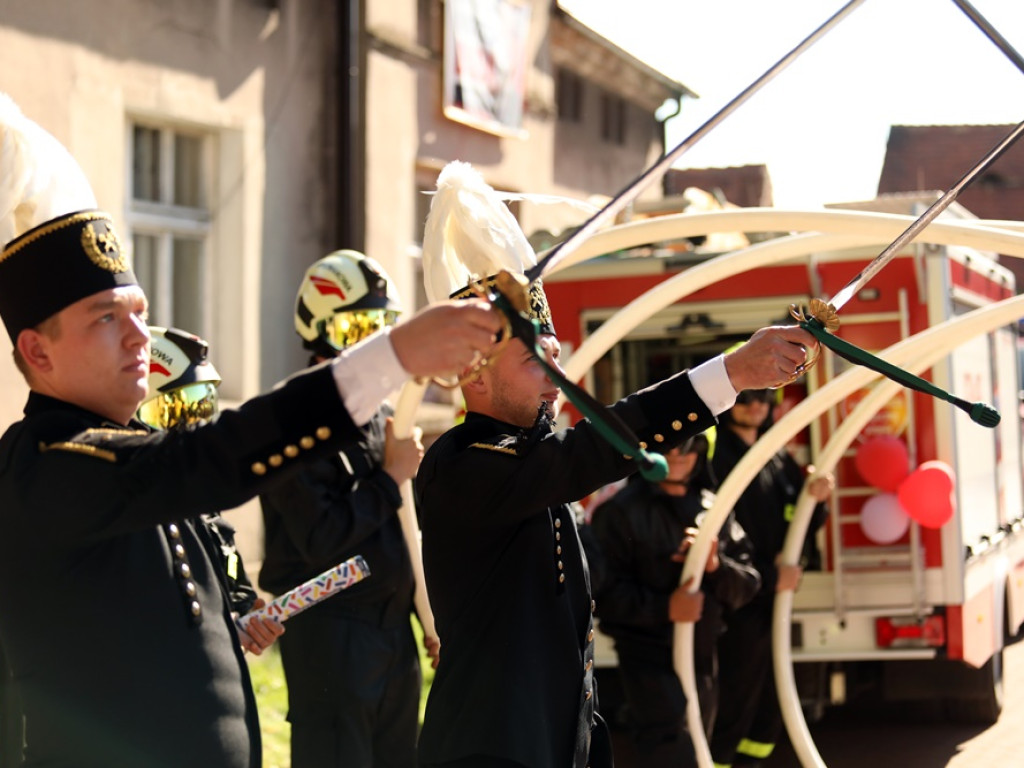 Druhowie na ślubnym kobiercu. Musieli przeciąć strażacki wąż!