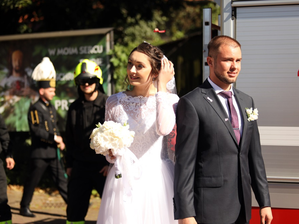 Druhowie na ślubnym kobiercu. Musieli przeciąć strażacki wąż!