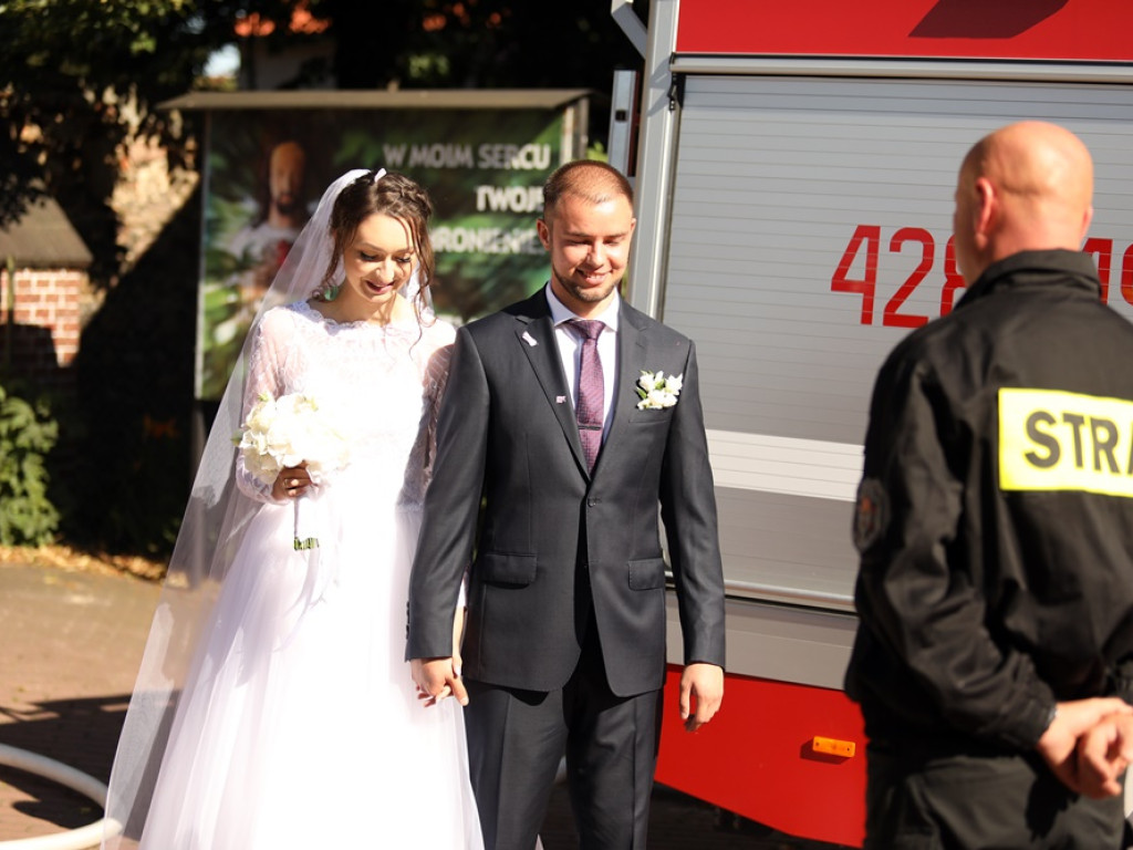 Druhowie na ślubnym kobiercu. Musieli przeciąć strażacki wąż!