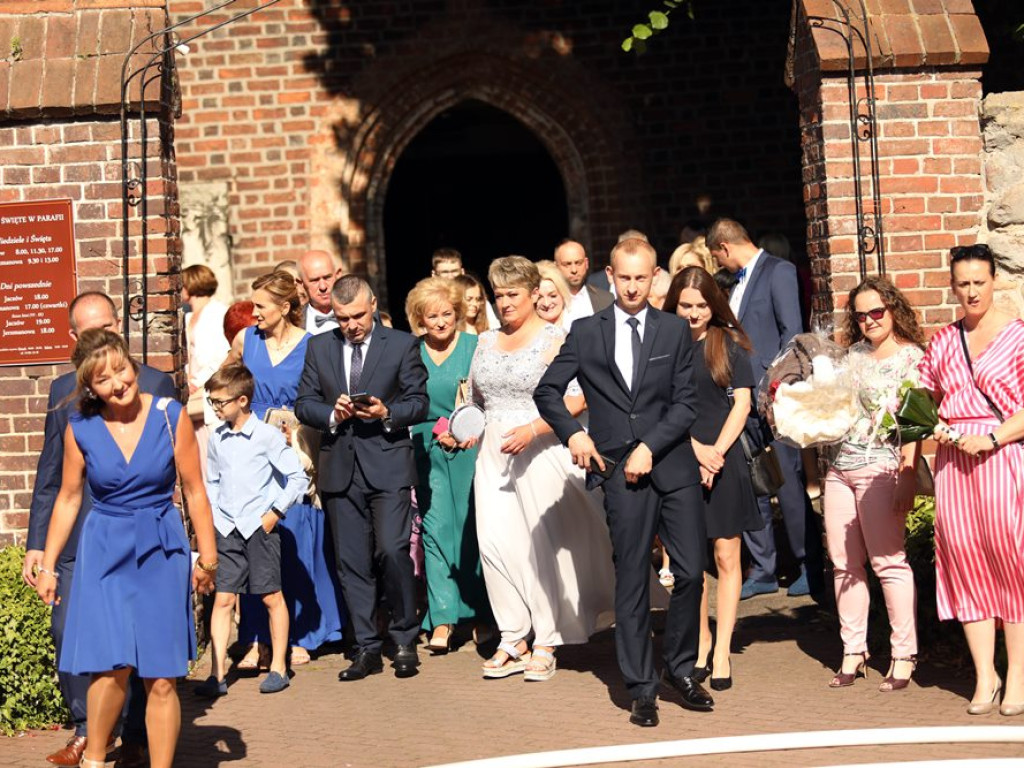 Druhowie na ślubnym kobiercu. Musieli przeciąć strażacki wąż!