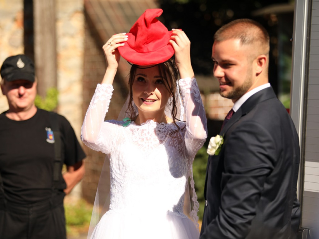 Druhowie na ślubnym kobiercu. Musieli przeciąć strażacki wąż!