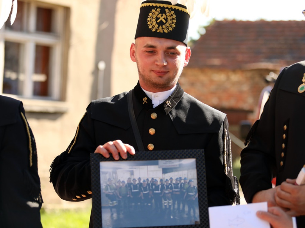 Druhowie na ślubnym kobiercu. Musieli przeciąć strażacki wąż!