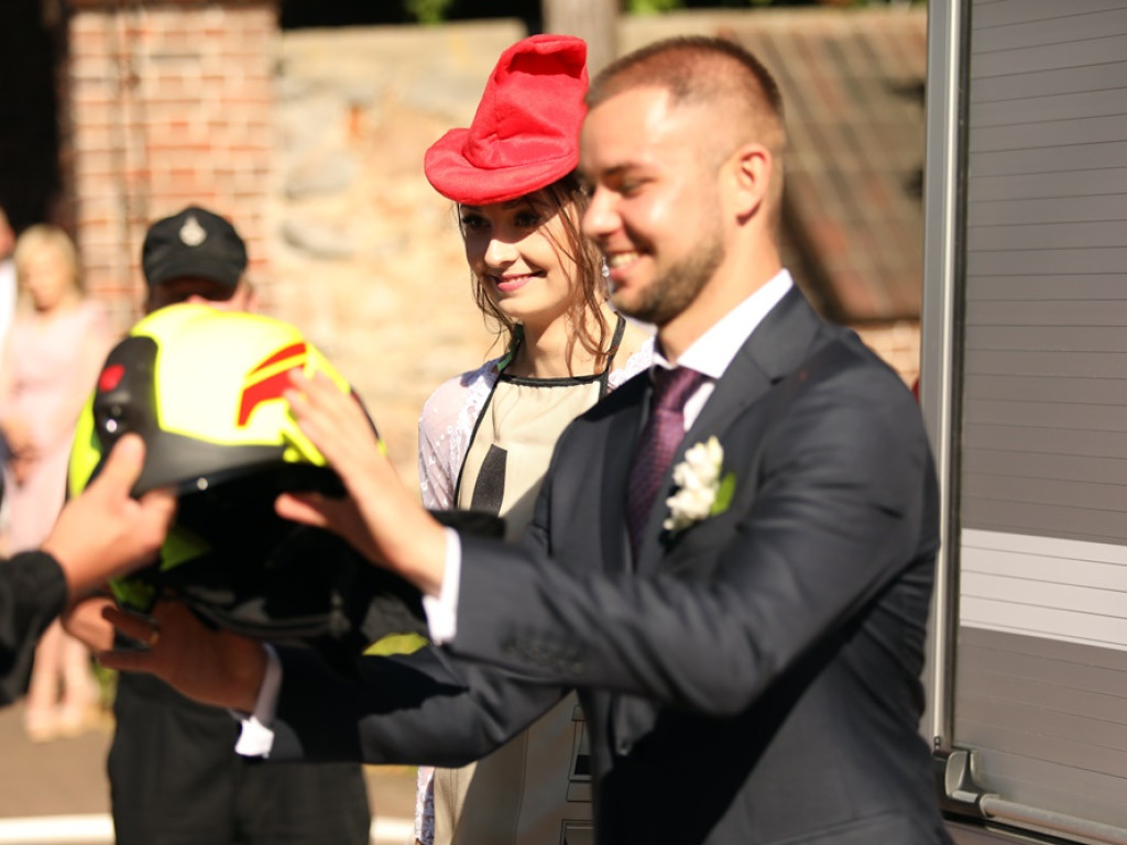 Druhowie na ślubnym kobiercu. Musieli przeciąć strażacki wąż!