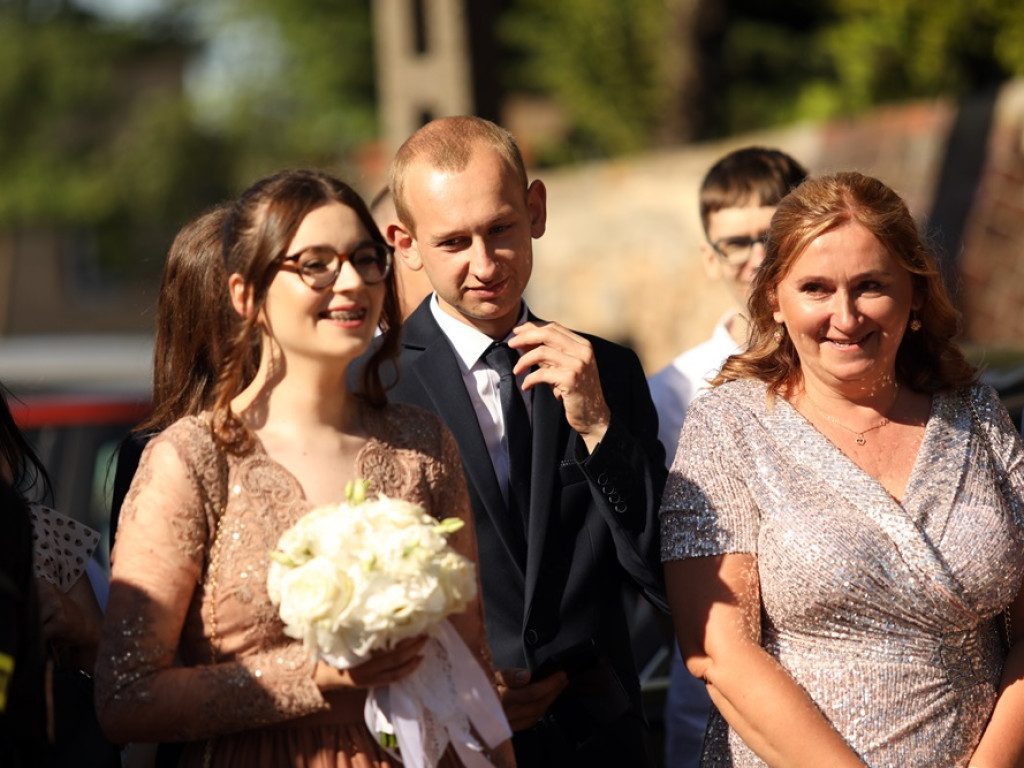 Druhowie na ślubnym kobiercu. Musieli przeciąć strażacki wąż!