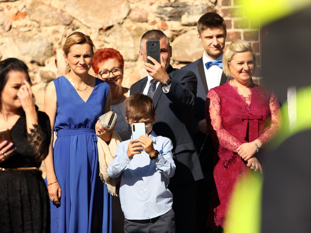 Druhowie na ślubnym kobiercu. Musieli przeciąć strażacki wąż!