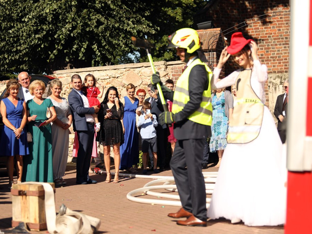 Druhowie na ślubnym kobiercu. Musieli przeciąć strażacki wąż!