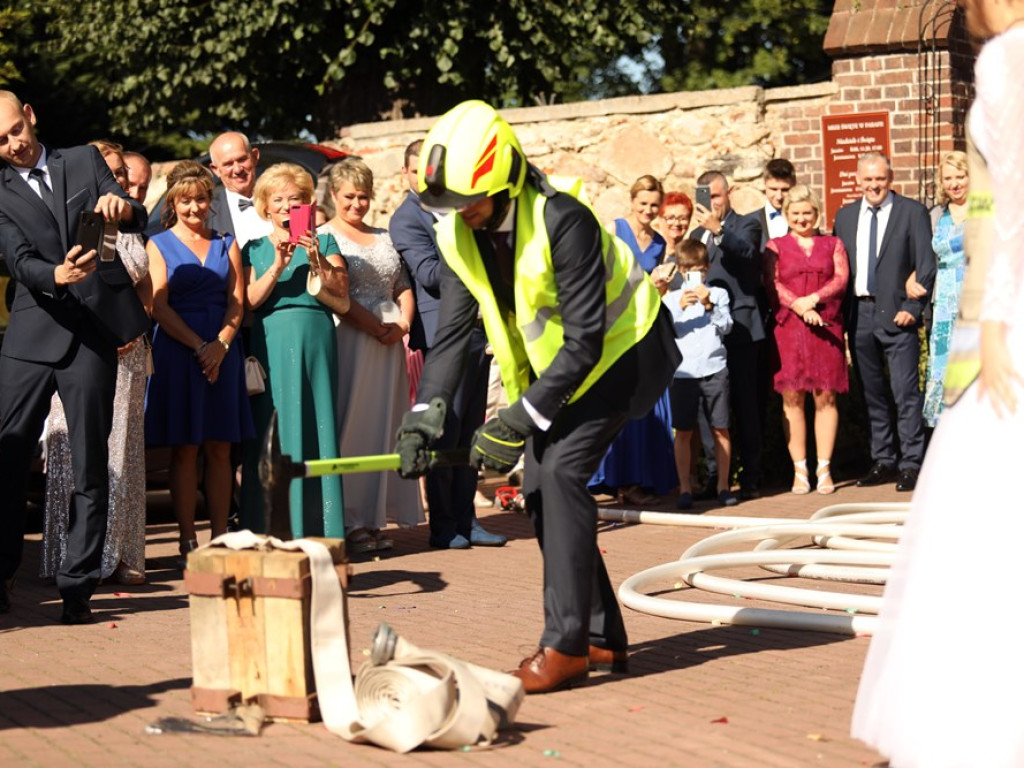Druhowie na ślubnym kobiercu. Musieli przeciąć strażacki wąż!