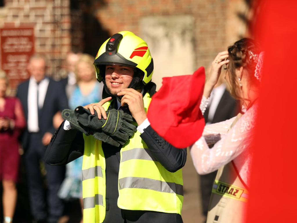 Druhowie na ślubnym kobiercu. Musieli przeciąć strażacki wąż!