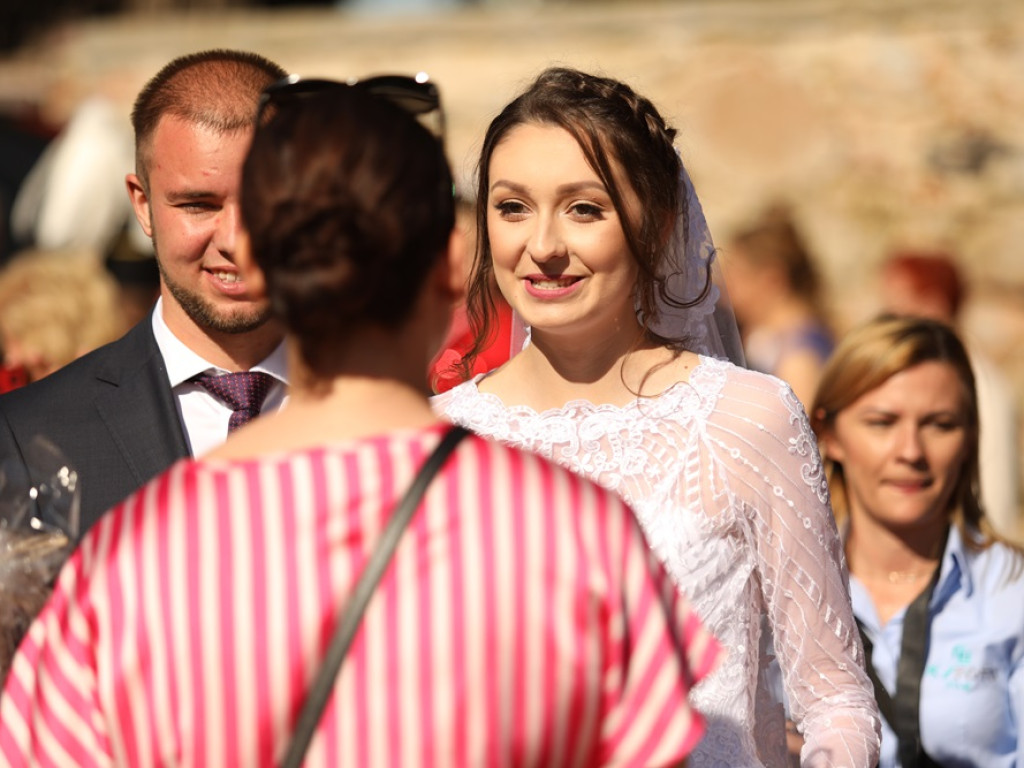 Druhowie na ślubnym kobiercu. Musieli przeciąć strażacki wąż!