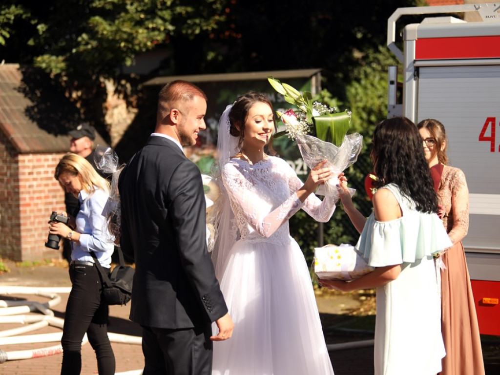 Druhowie na ślubnym kobiercu. Musieli przeciąć strażacki wąż!