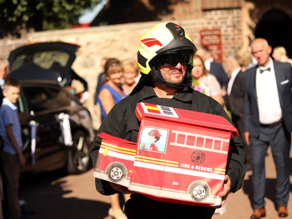 Druhowie na ślubnym kobiercu. Musieli przeciąć strażacki wąż!