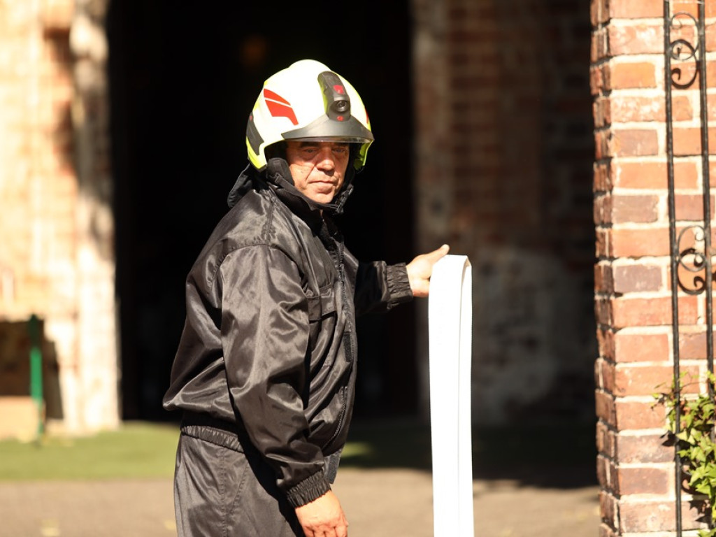 Druhowie na ślubnym kobiercu. Musieli przeciąć strażacki wąż!