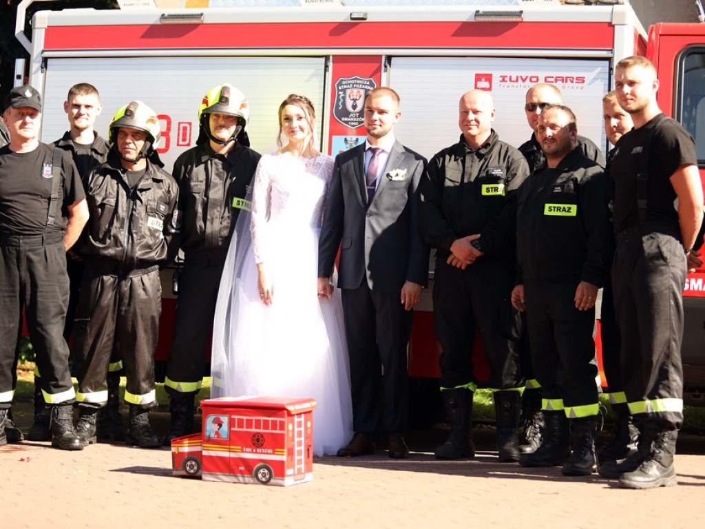 Druhowie na ślubnym kobiercu. Musieli przeciąć strażacki wąż!