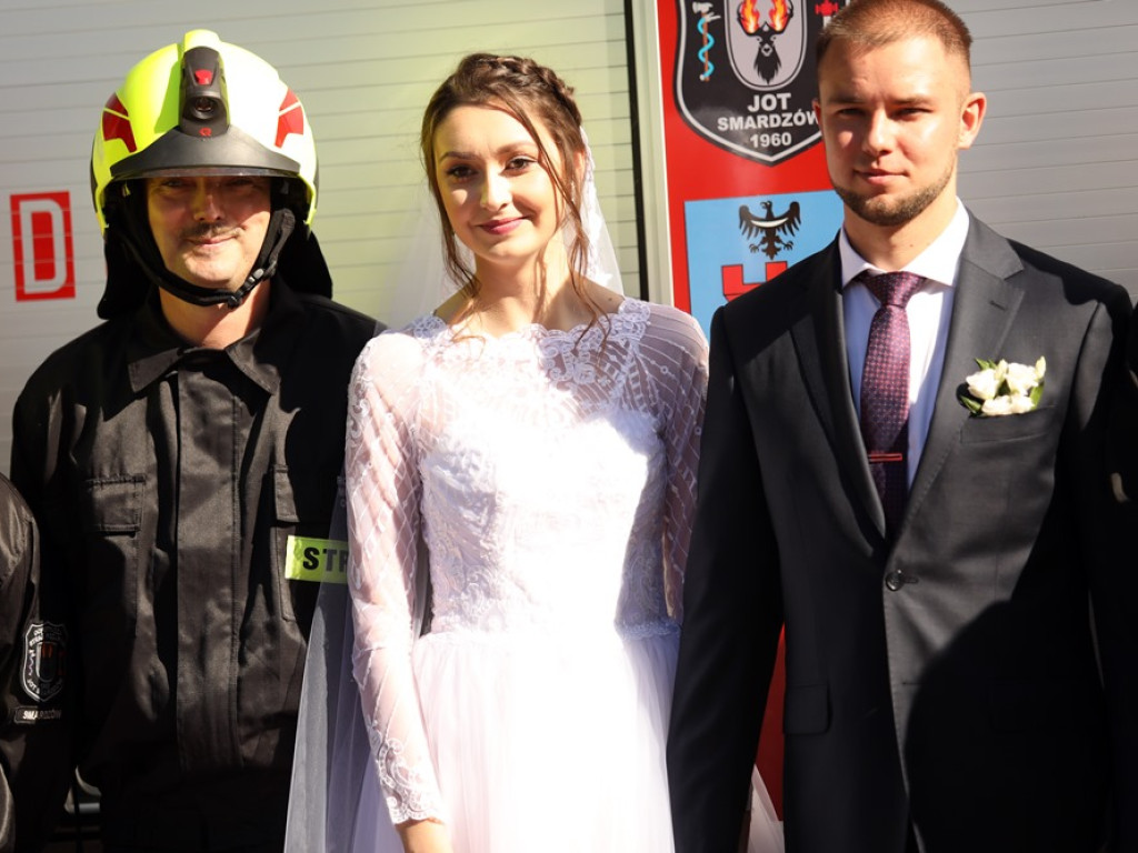 Druhowie na ślubnym kobiercu. Musieli przeciąć strażacki wąż!