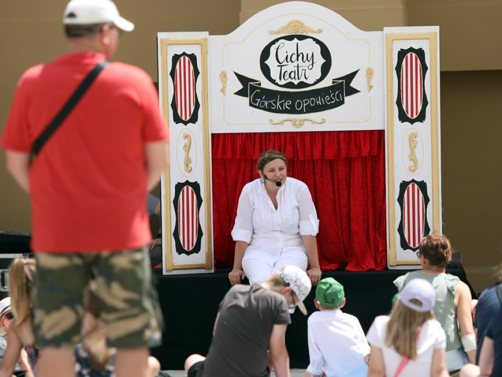 Plenerowy spektakl pod głogowskim teatrem. Były dzieci i rodzice