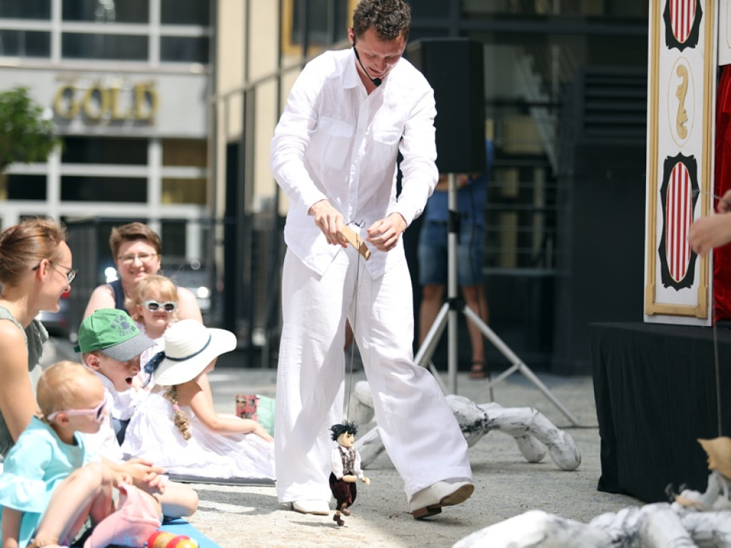 Plenerowy spektakl pod głogowskim teatrem. Były dzieci i rodzice