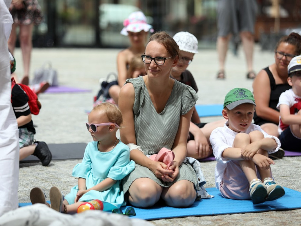 Plenerowy spektakl pod głogowskim teatrem. Były dzieci i rodzice
