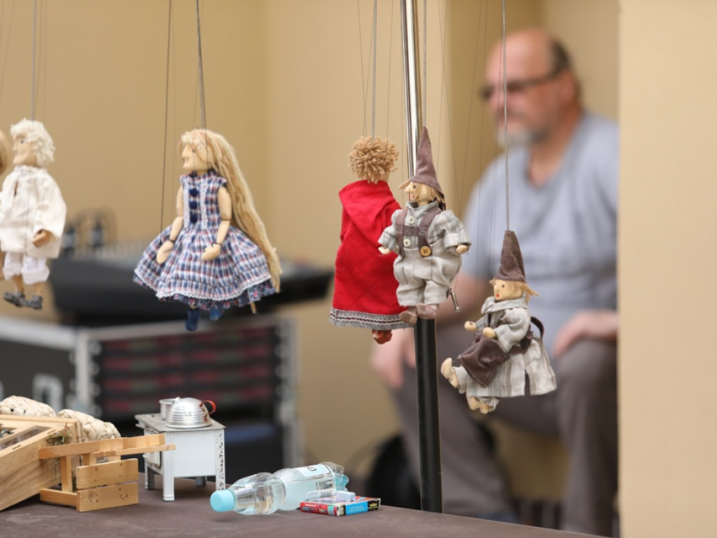 Plenerowy spektakl pod głogowskim teatrem. Były dzieci i rodzice
