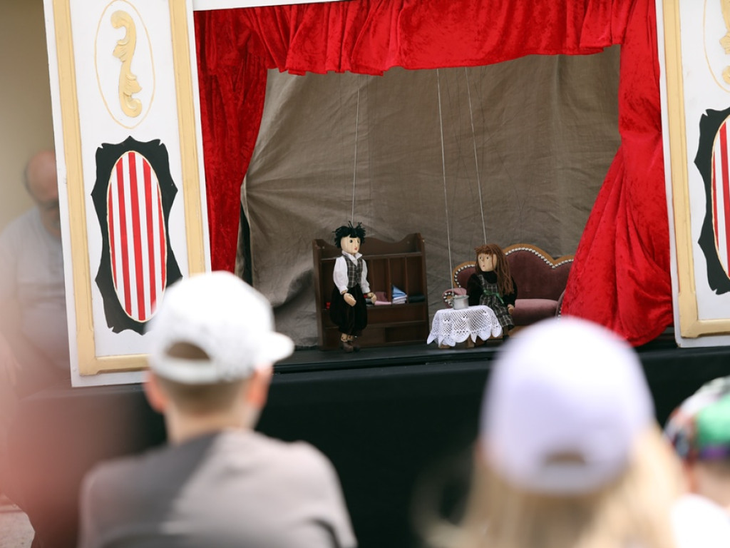 Plenerowy spektakl pod głogowskim teatrem. Były dzieci i rodzice