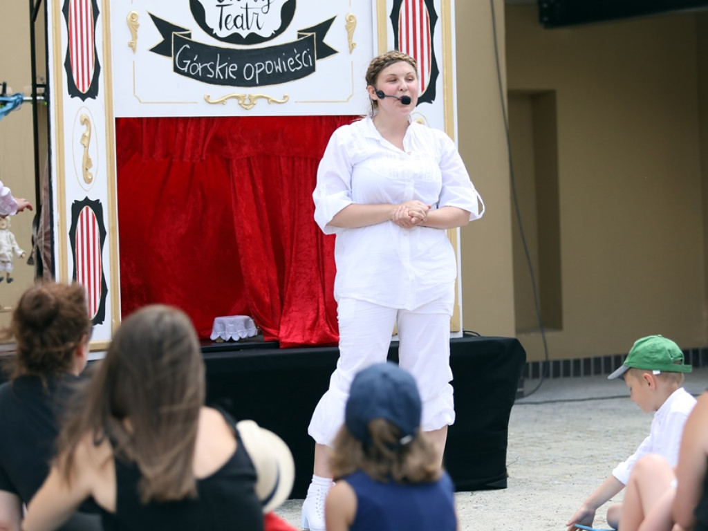 Plenerowy spektakl pod głogowskim teatrem. Były dzieci i rodzice